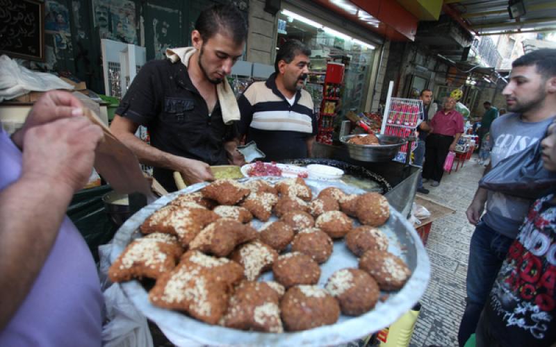 صور: أطعمة شعبية بنابلس.. حلويات وفلافل