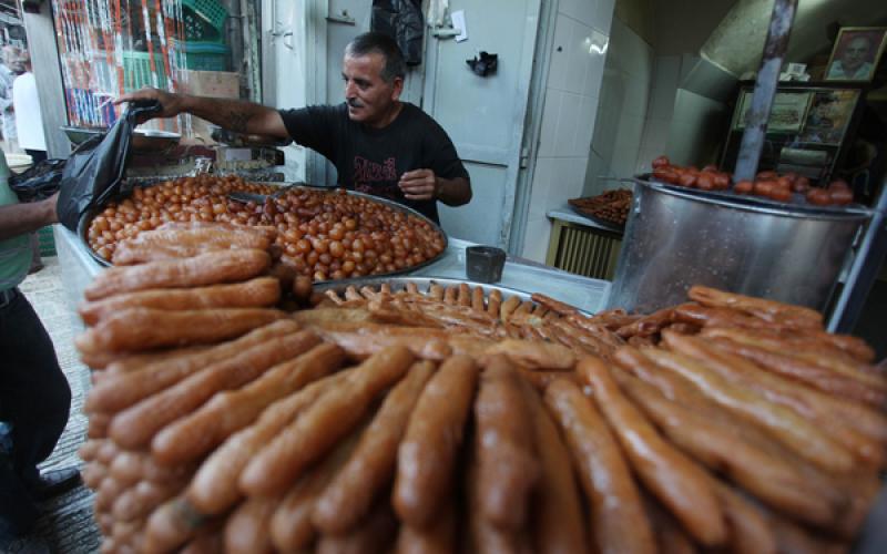 صور: أطعمة شعبية بنابلس.. حلويات وفلافل