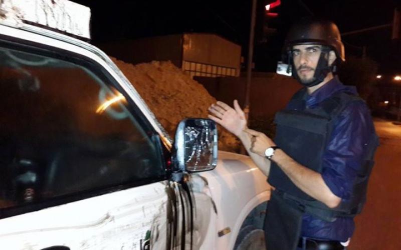 صور: تعرض طاقم "فلسطين" للاعتداء بالخليل
