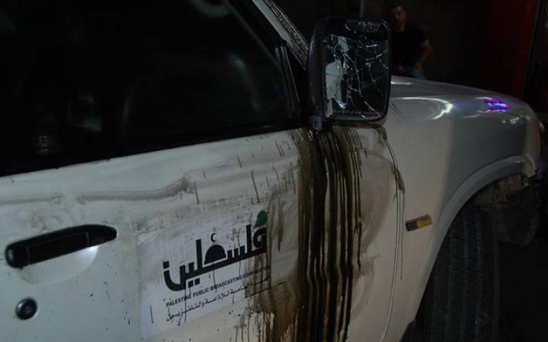 صور: تعرض طاقم "فلسطين" للاعتداء بالخليل