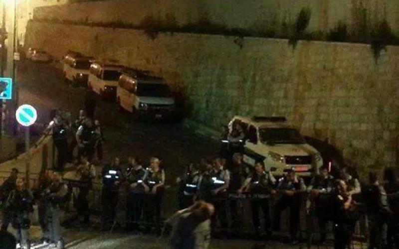 بالصور: المئات صلوا الفجر على بوابات الأقصى