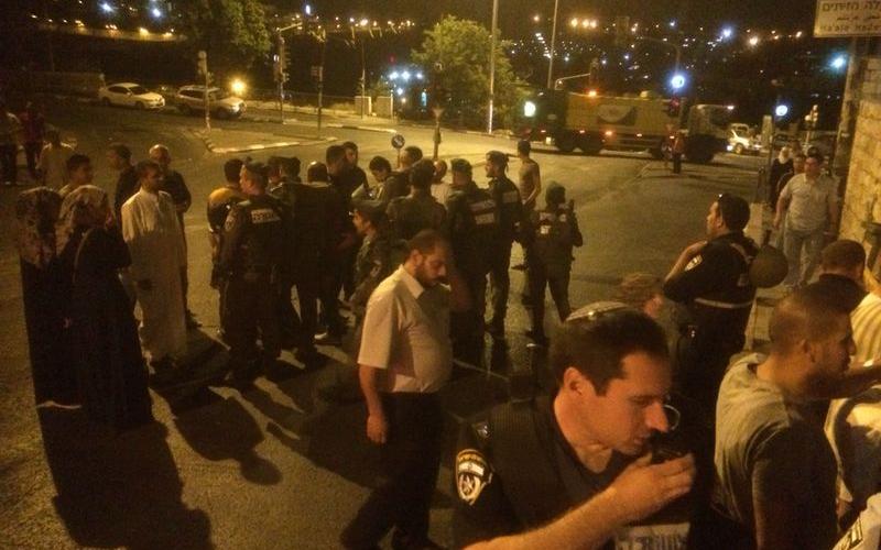 بالصور: المئات صلوا الفجر على بوابات الأقصى