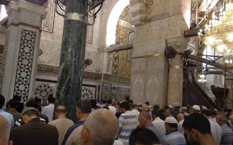 بالصور: المئات صلوا الفجر على بوابات الأقصى