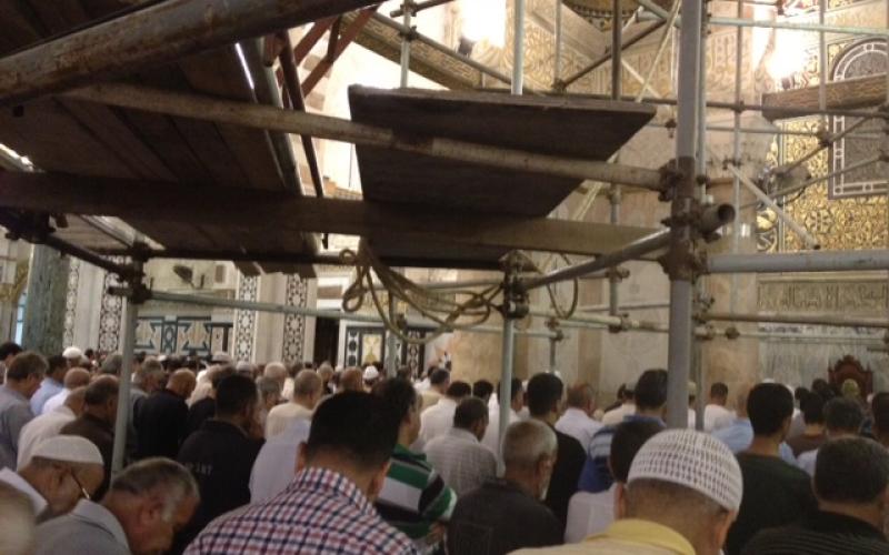 بالصور: المئات صلوا الفجر على بوابات الأقصى