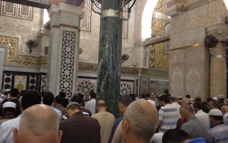 بالصور: المئات صلوا الفجر على بوابات الأقصى