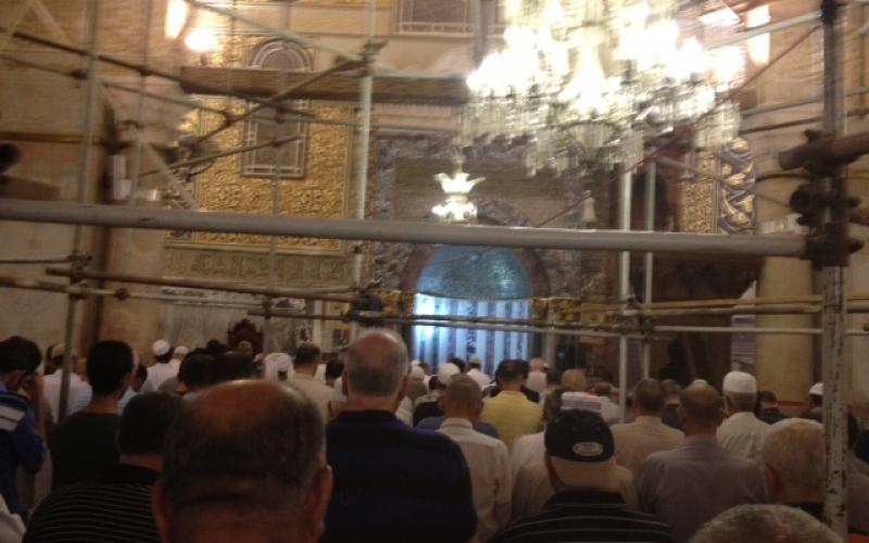 بالصور: المئات صلوا الفجر على بوابات الأقصى