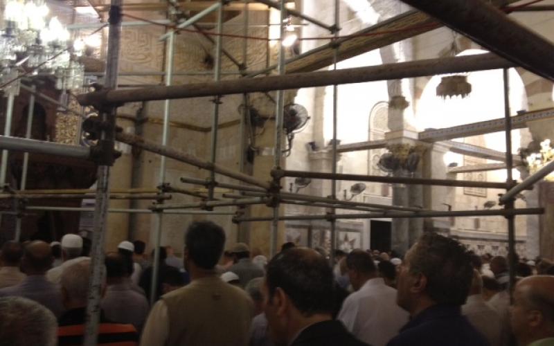 بالصور: المئات صلوا الفجر على بوابات الأقصى