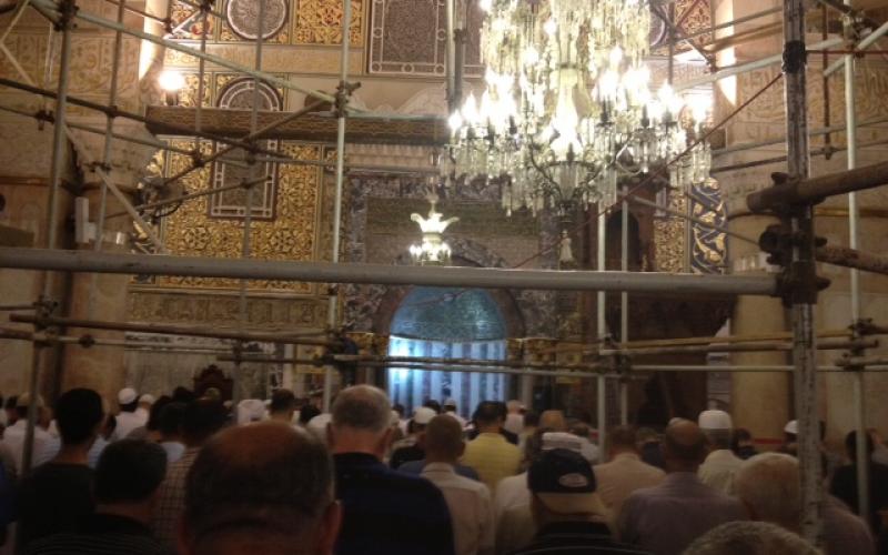 بالصور: المئات صلوا الفجر على بوابات الأقصى