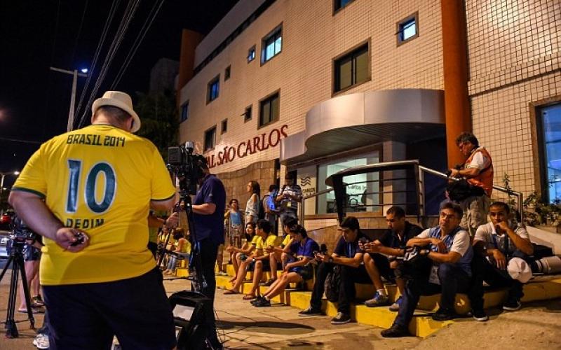 بالصور: جماهير البرازيل تتوجه لمستشفى نيمار