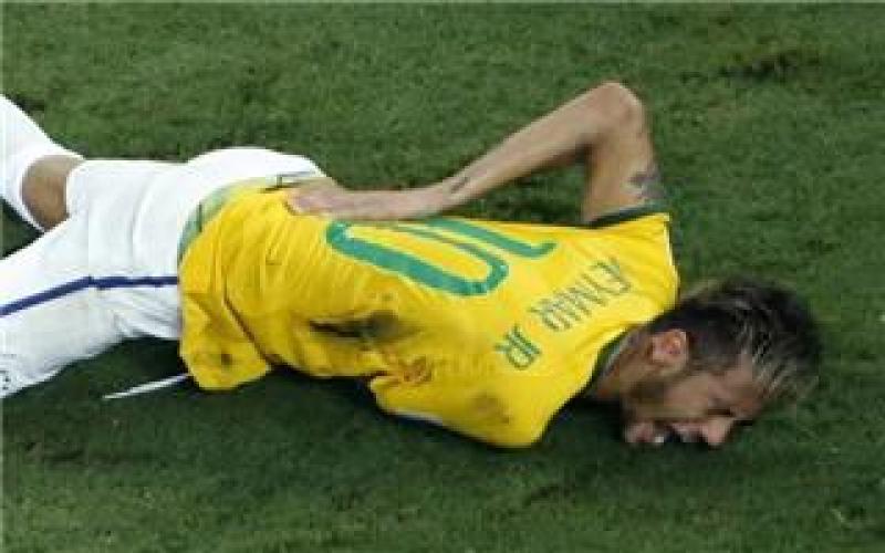 بالصور: جماهير البرازيل تتوجه لمستشفى نيمار