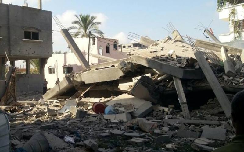 صور: استهداف منزل فايز بارود بالنصيرات