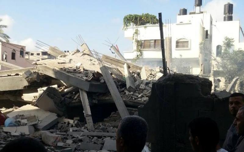 صور: استهداف منزل فايز بارود بالنصيرات