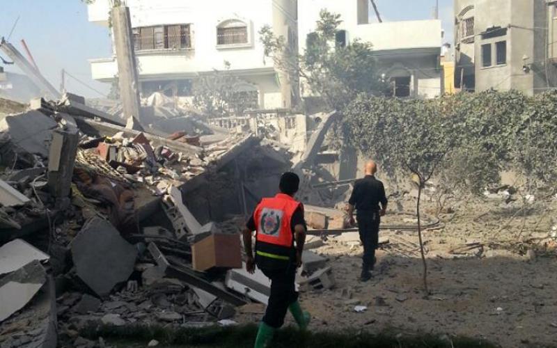 صور: استهداف منزل فايز بارود بالنصيرات