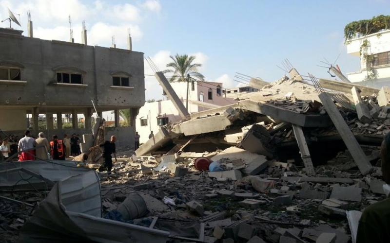 صور: استهداف منزل فايز بارود بالنصيرات