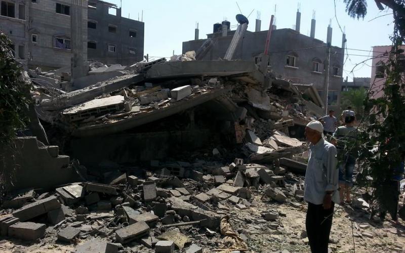 صور: أضرار بقصف الاحتلال منازل بالنصيرات
