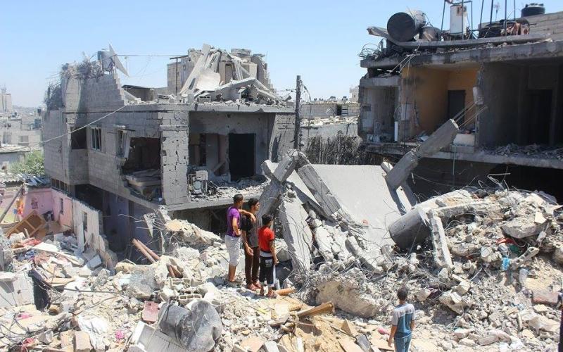 صور: آثار قصف منزل آل "الحاج" بخانيونس