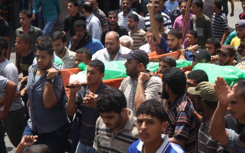 صور: تشييع جثمان شهيدين في دير البلح