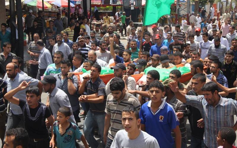 صور: تشييع جثمان شهيدين في دير البلح