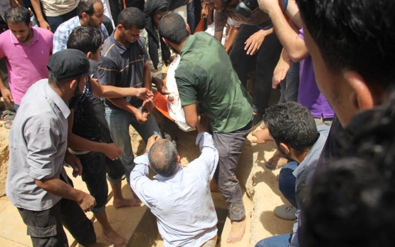 صور: تشييع جثمان شهيدين في دير البلح