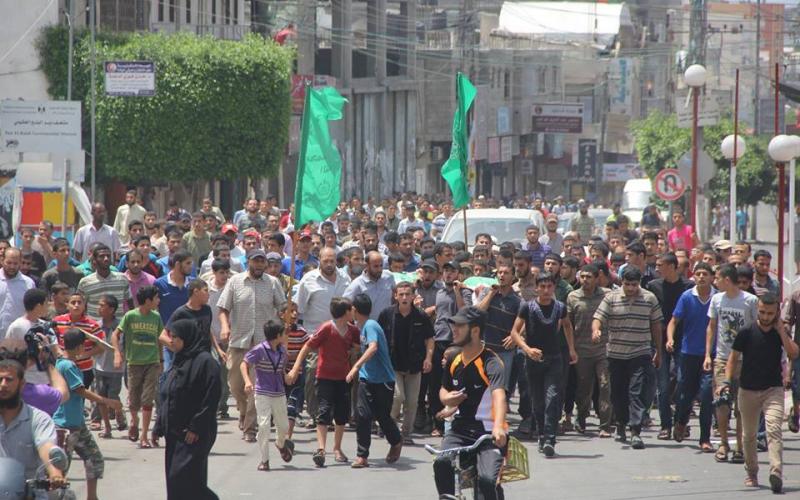 صور: تشييع جثمان شهيدين في دير البلح