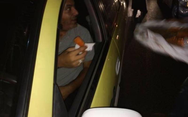 صور: توزيع الحلوى بعمان فرحا بقصف "تل أبيب"