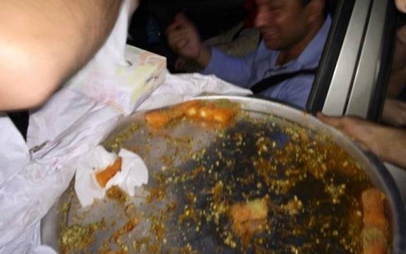 صور: توزيع الحلوى بعمان فرحا بقصف "تل أبيب"