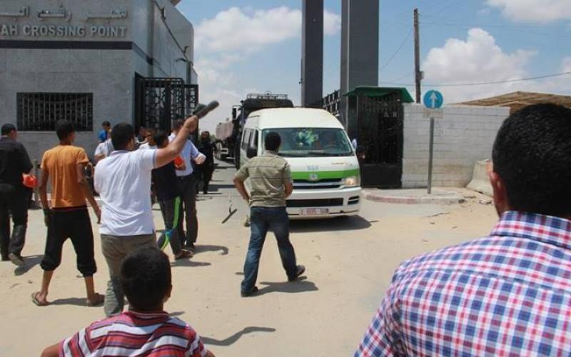 صور: استقبال ووزير الصحة بالبيض والأحذية يغزة
