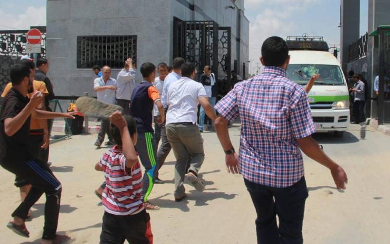 صور: استقبال ووزير الصحة بالبيض والأحذية يغزة