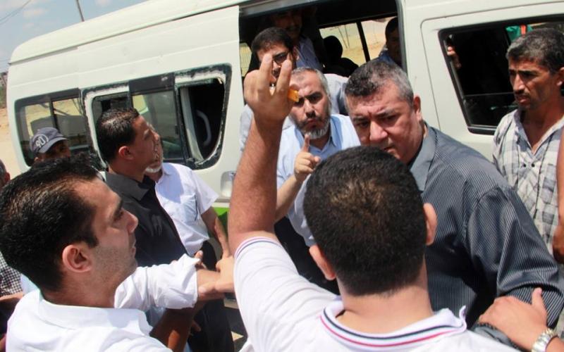 صور: استقبال ووزير الصحة بالبيض والأحذية يغزة