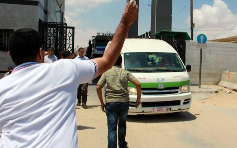 صور: استقبال ووزير الصحة بالبيض والأحذية يغزة
