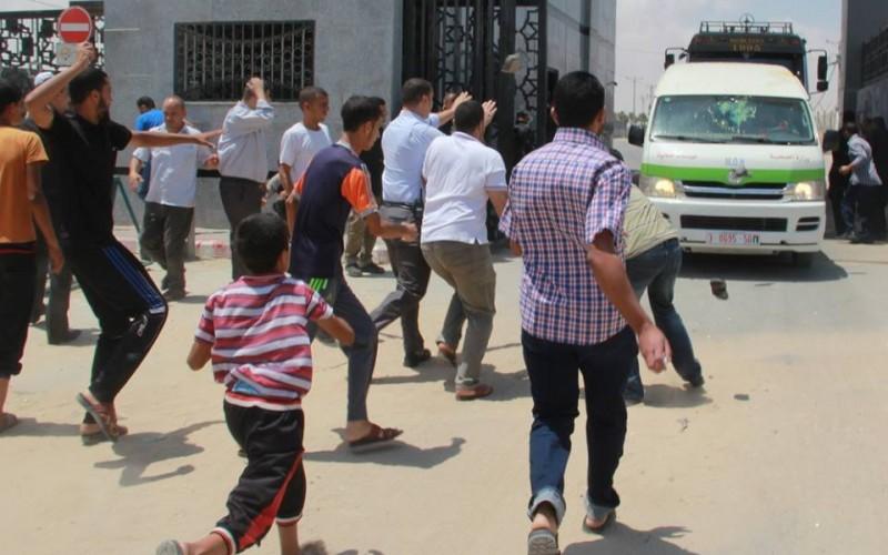 صور: استقبال ووزير الصحة بالبيض والأحذية يغزة