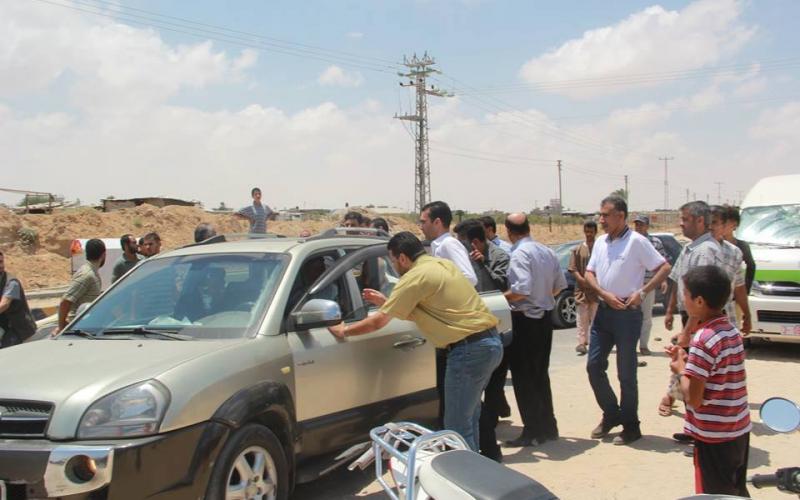 صور: استقبال ووزير الصحة بالبيض والأحذية يغزة