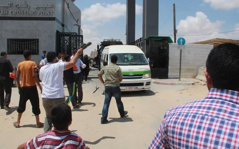 صور: استقبال ووزير الصحة بالبيض والأحذية يغزة