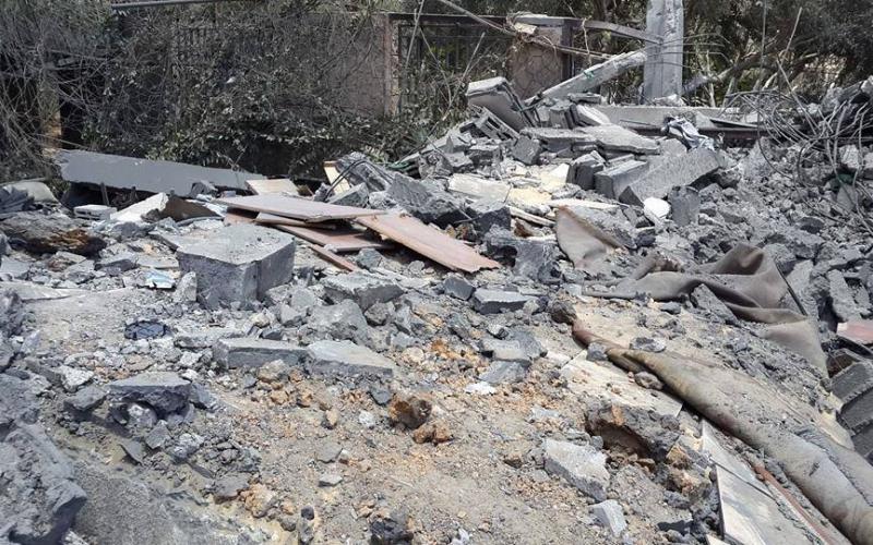 صور:  استهداف الاحتلال لمنزل عائلة الديب