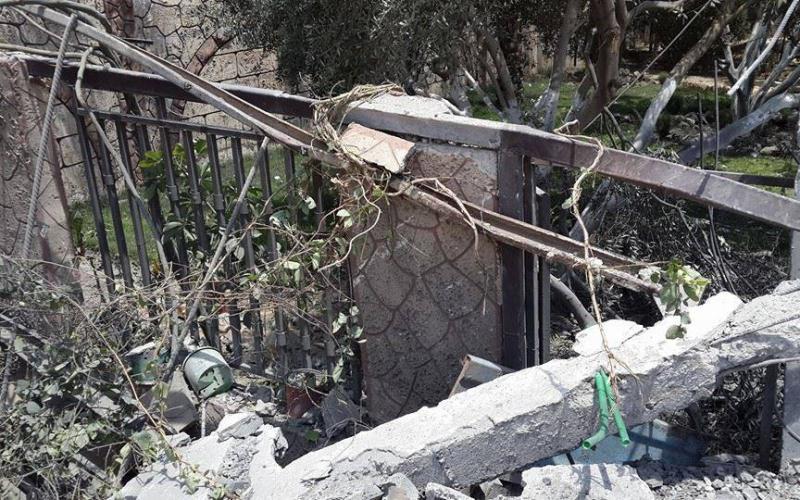 صور:  استهداف الاحتلال لمنزل عائلة الديب