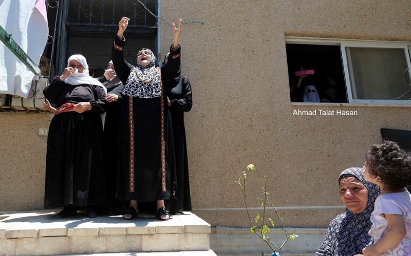 بالصور: الضفة تودّع شهداءها واستمرار المواجهات