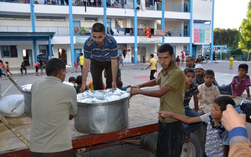 بالصور : العُمانية تدعم مراكز إيواء المتضررين من العدوان بغزة