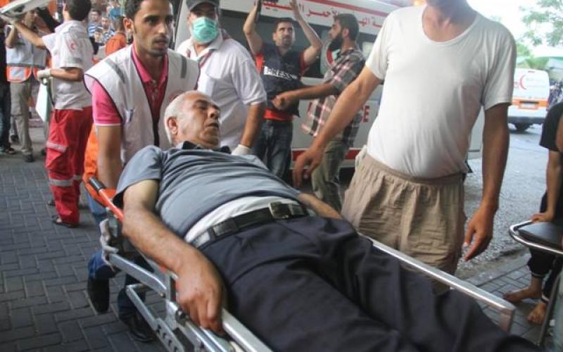 صور: وصول جرحى بقصف "باص" في غزة