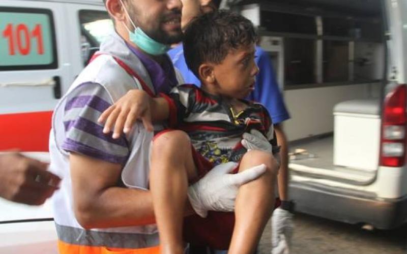 صور: وصول جرحى بقصف "باص" في غزة