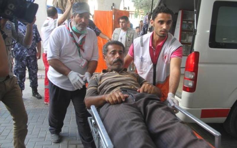 صور: وصول جرحى بقصف "باص" في غزة