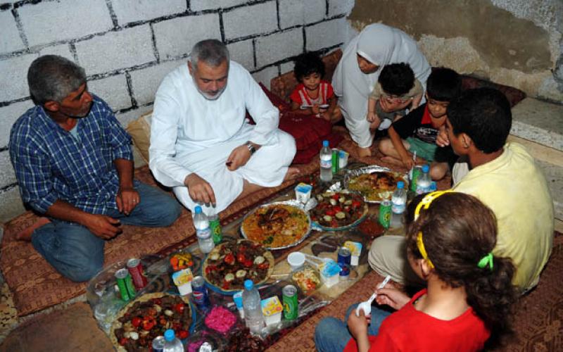 بالصور.. رئيس الوزراء يشارك أسرة مستورة إفطارها