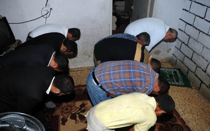 بالصور.. رئيس الوزراء يشارك أسرة مستورة إفطارها