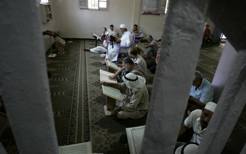 بالصور.. الغزيون يعتكفون المساجد في رمضان