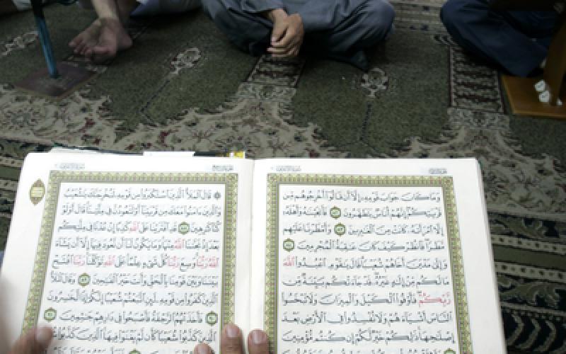 بالصور.. الغزيون يعتكفون المساجد في رمضان