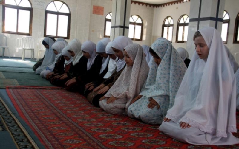 فتيات يقرأن القرآن