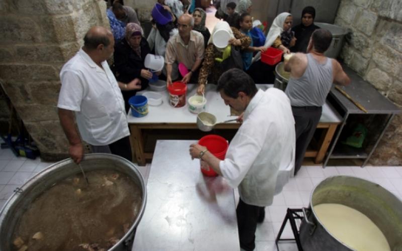 فلسطينيون يتلقون حصصاً غذائية