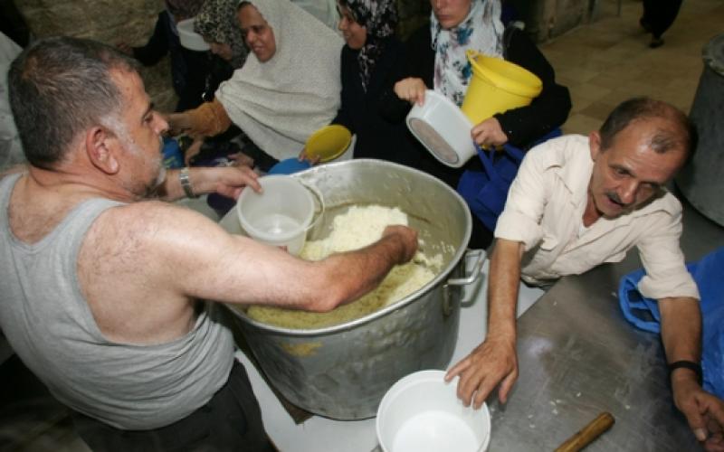 فلسطينيون يتلقون حصصاً غذائية