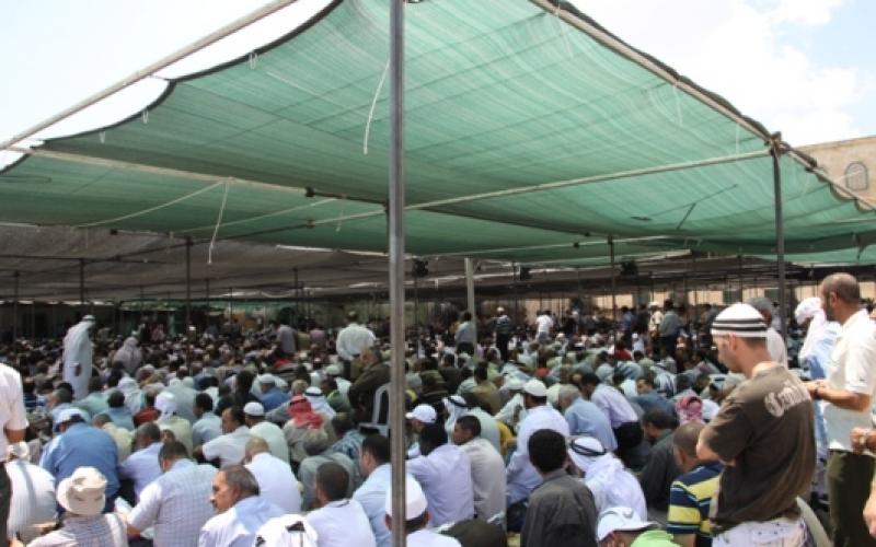 آلاف يؤدون جمعة رمضان الثانية في الأقصى