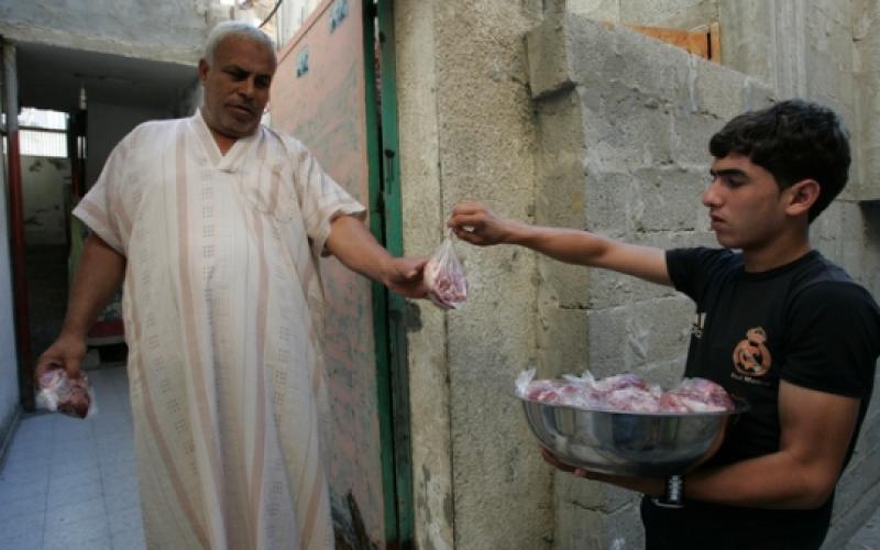 صبي يشارك في توزيع اللحوم على الفقراء