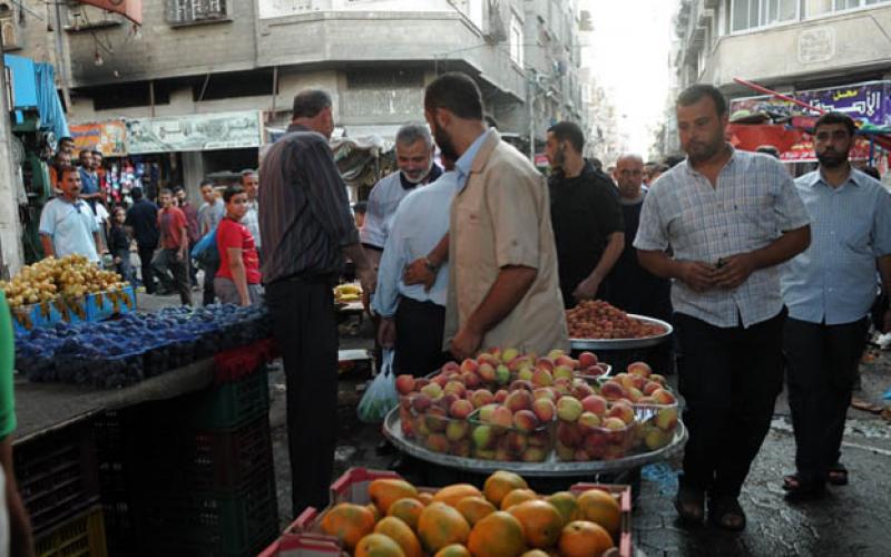 صور..رئيس الوزراء يتفقد سوق الشيخ رضوان